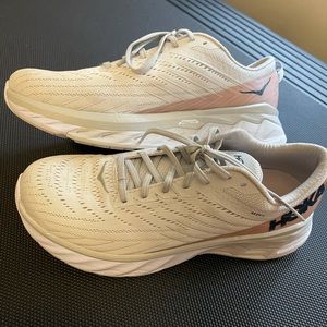 Lightly Used Hoka One One Arahi 4
